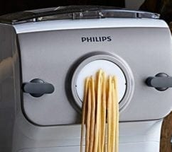 Efter tre minuter början den pressa ur sig pasta redo att kokas.