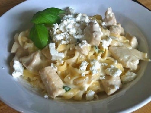 Pasta med kyckling, basilika och feta • 