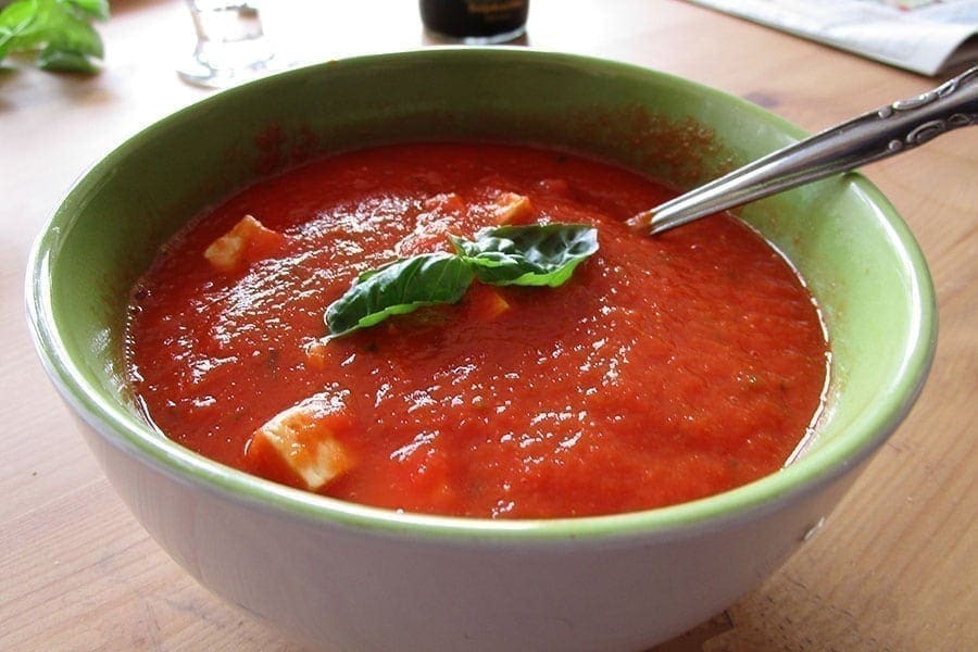 Tomatsoppa med fetaost och basilika