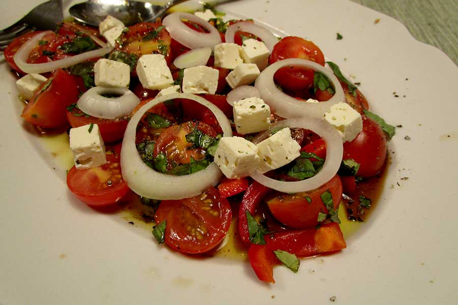 Tomatsallad med feta och basilika